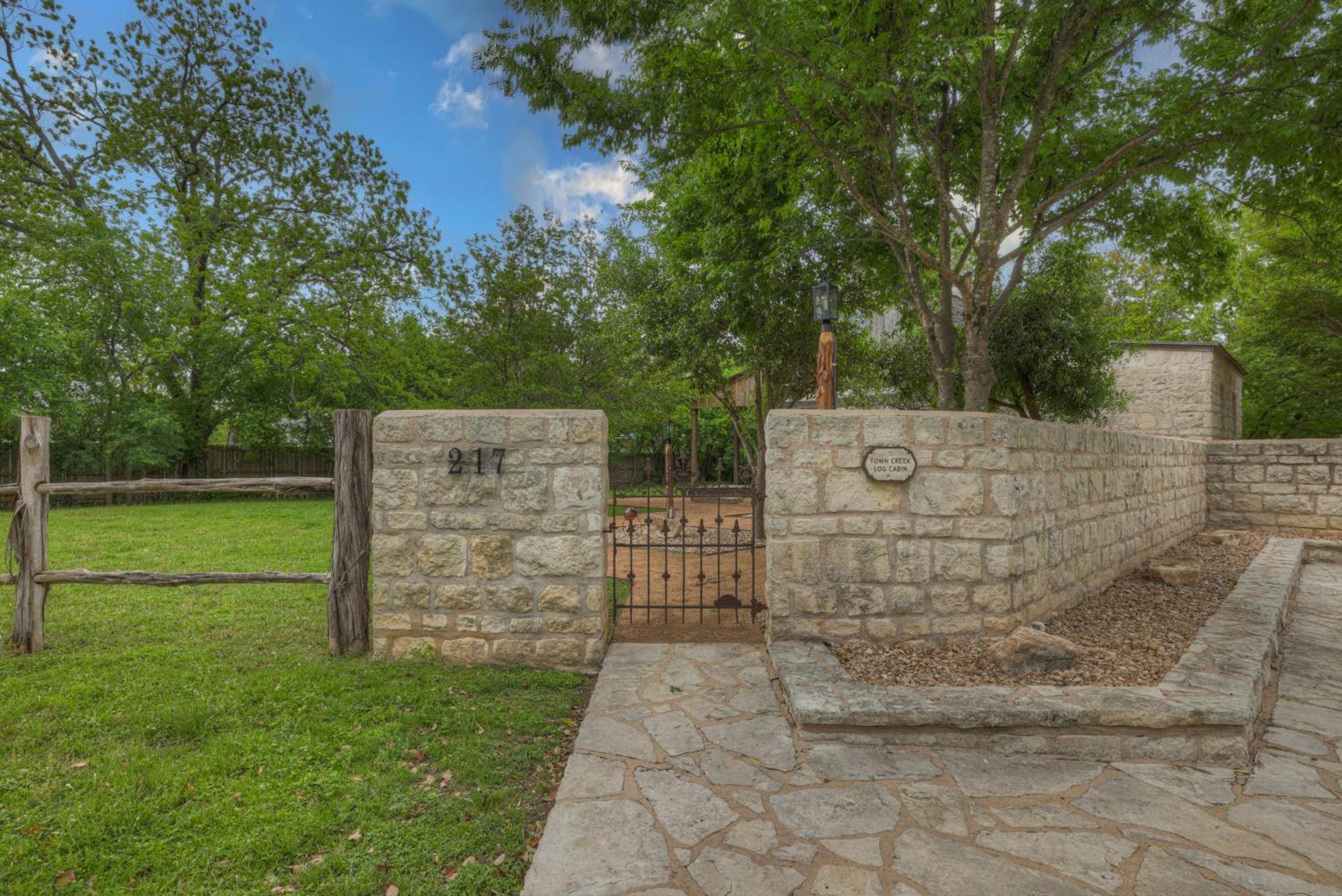 Town Creek Cabin Walk To Main St Villa Fredericksburg Exterior photo